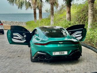 Aston Martin V8 Vantage رابعاً