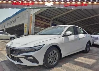 Hyundai Elantra عملية فيس ليفت VII (CN7)
