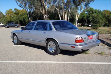 JAGUAR XJ8 SEDAN, 2001