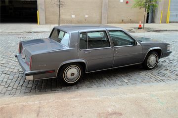 Cadillac De Ville, 1985