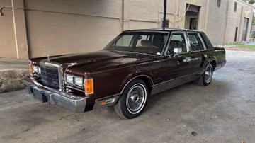 Lincoln Town Car Signature Series Sedan, 1989