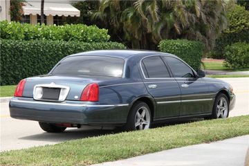 LINCOLN TOWNCAR CUSTOM 4-DOOR SEDAN, 1998