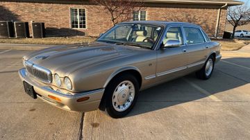 Jaguar XJ8 Vanden Plas, 2000