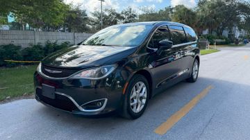 Chrysler Pacifica Touring Plus Minivan, 2018