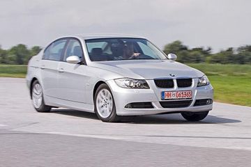 BMW 318i (E90) specs
