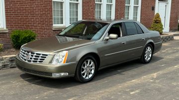 Cadillac DTS Luxury Collection Sedan, 2011