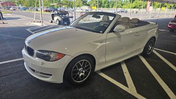 BMW 128i Convertible, 2011