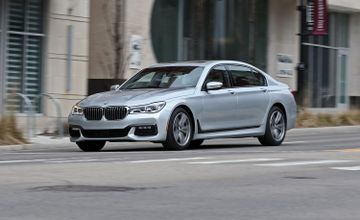 BMW 750i (RWD) (G11) specs