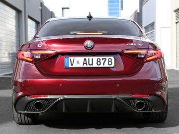 Alfa Romeo Giulia 2.0T Q2 Veloce specs