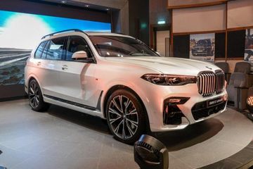 BMW X7 M50i (G07) specs