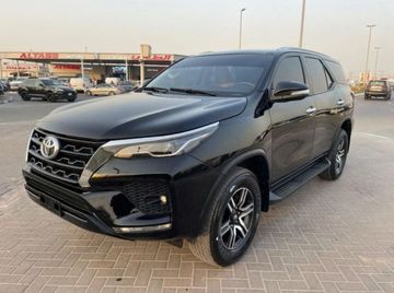 Toyota Fortuner in the city — parking, maneuverability, visibility