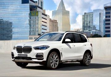 BMW X5 xDrive 45e (G05) specs