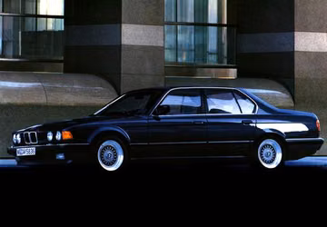 BMW 735i (E32 220 PS) specs