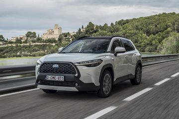 Toyota Corolla Cross 2.0 Hybrid AWD (197 PS) specs
