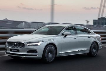 Volvo S90 D4 AWD specs