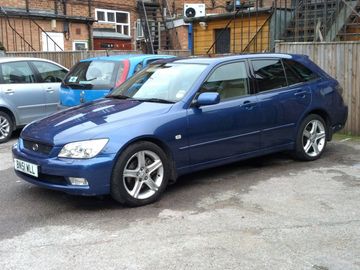 Lexus IS 300 Sportcross specs