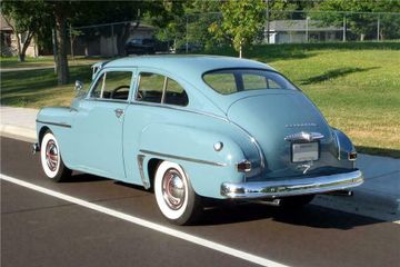 سيارة Plymouth Deluxe سيدان بأربعة أبواب، موديل 1950