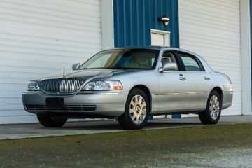 Lincoln Town Car Sedan, 2004
