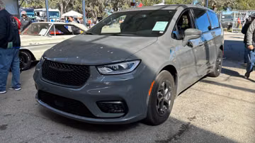 Chrysler Pacifica Hybrid Touring Van, 2022