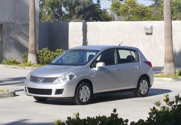 Nissan Versa Hatchback 1.8 (Mk I) specs