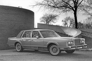 Lincoln Town Car (MK I) specs