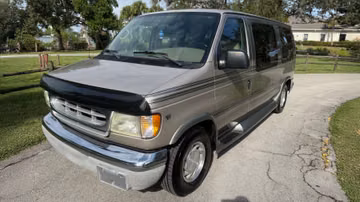 Фургон Ford E-150 с переоборудованным салоном, 2002 года