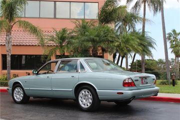 JAGUAR XJ8 SEDAN, 2001