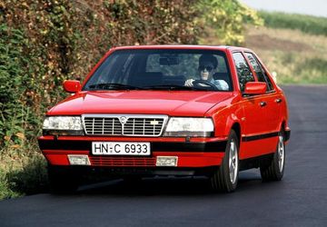 Lancia Thema 8.32 (205 PS) specs
