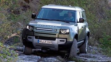 Land Rover Defender 110 D300 specs
