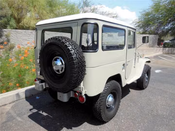 سيارة تويوتا لاند كروزر FJ-40 الرياضية متعددة الاستخدامات، موديل 1971