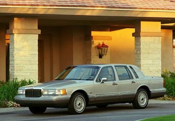مواصفات Lincoln Town Car (150 حصان)