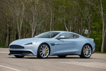 Aston Martin V12 Vanquish 2+2 Coupé, 2013