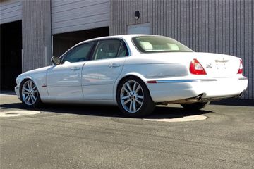 JAGUAR XJR SUPERCHARGED SEDAN, 2004