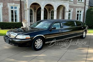 LINCOLN TOWNCAR LIMOUSINE USED BY TRUMP, 2004