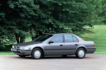 Honda Accord 2.2i 16v (Mk IV) specs