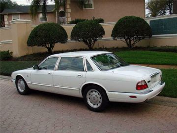Jaguar XJ8 Vanden Plas Sedan, 1999