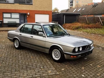 BMW 525e (E28) specs
