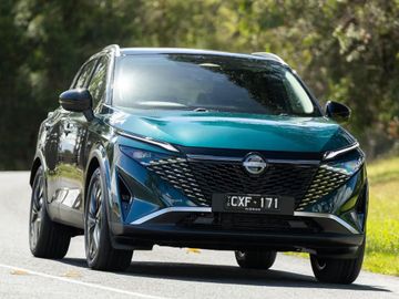 Nissan Qashqai 1.3 DIG-T 4x4 (Mk III) specs
