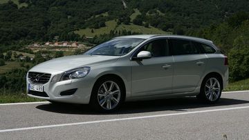 Volvo V60 D4 specs