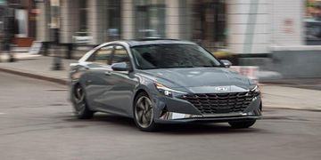Hyundai Elantra Hybrid Limited specs