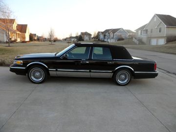 Lincoln Town Car 4-Door Sedan, 1995