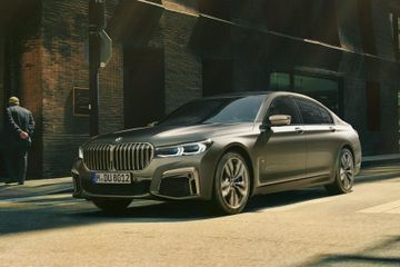 BMW M760Li xDrive (G12) specs