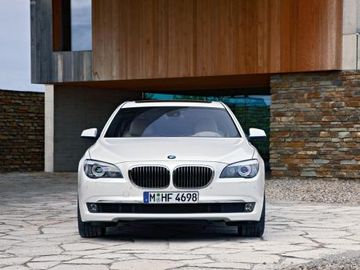 BMW 760i (F01) specs