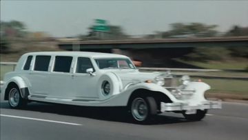 Excalibur Series V Stretched Limousine in Flodder in Amerika! (1992)