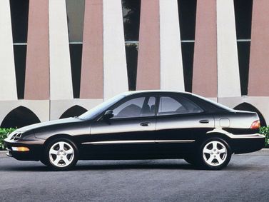Acura Integra ثالثاً، سيدان — منظر من الجانب الأيسر