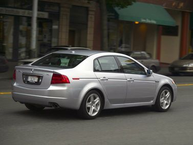 Acura TL ثالثاً، سيدان — منظر خلفي أيمن