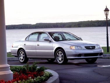Acura TL ثانياً، سيدان — منظر أمامي أيمن