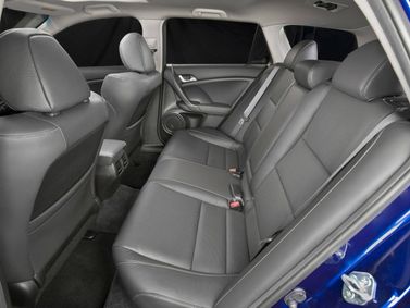 Acura TSX ثانياً، واجون 5 أبواب — المقاعد الخلفية