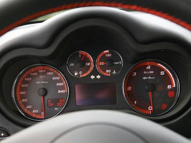 Alfa Romeo 147 أنا فيس ليفت، هاتشباك 3 أبواب — لوحة العدادات