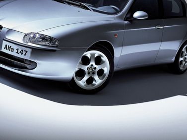 Alfa Romeo 147 I، هاتشباك 5 أبواب — منظر أمامي أيمن